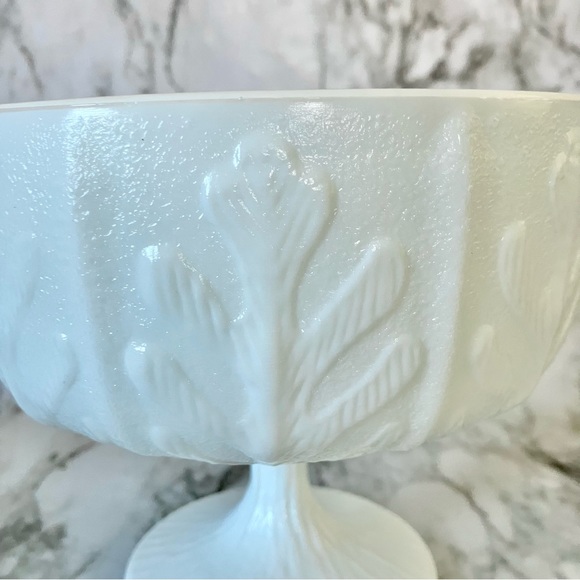 Vintage 1975 FTD pedestal compote dish with oak leaf design - Picture 3 of 6